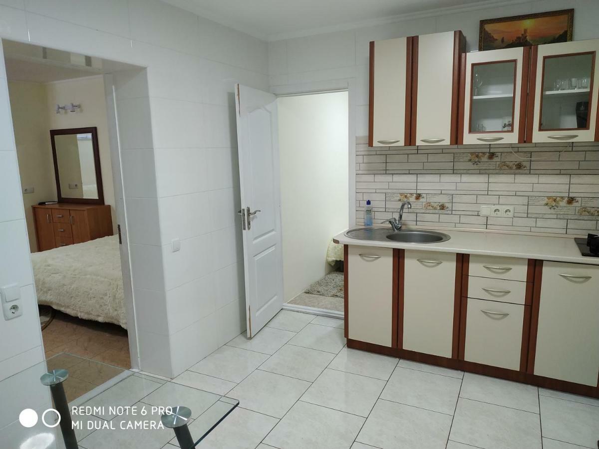 Guest House Butterfly Wing Odessa Exterior foto